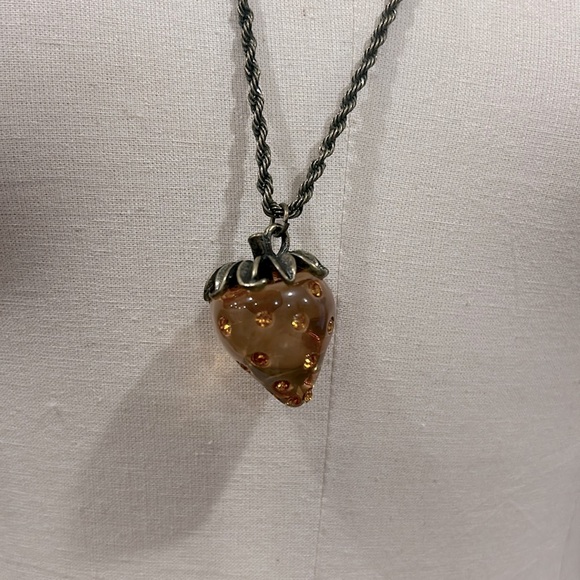 Vintage strawberry pendant chain necklace - Picture 3 of 5